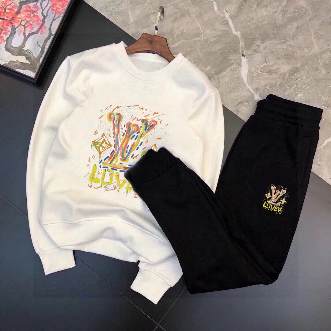 🅿️380 [LV Louis Vuitton] (Fat Man Gospel) hot-selling suit is coming. Focus on the original version of the official website. 2025 new hot-selling sweatshirt suit. The original order is the best. 🇭🇰The meticulous work of top designers is dedicated to a fitting and perfect upper body effect. All-natural high-quality Roman cotton 100%, close-fitting comfort, noble and elegant! Original hardware embodies elegance and nobility! Counter size: M-5XL (maximum wear up to 220 pounds)